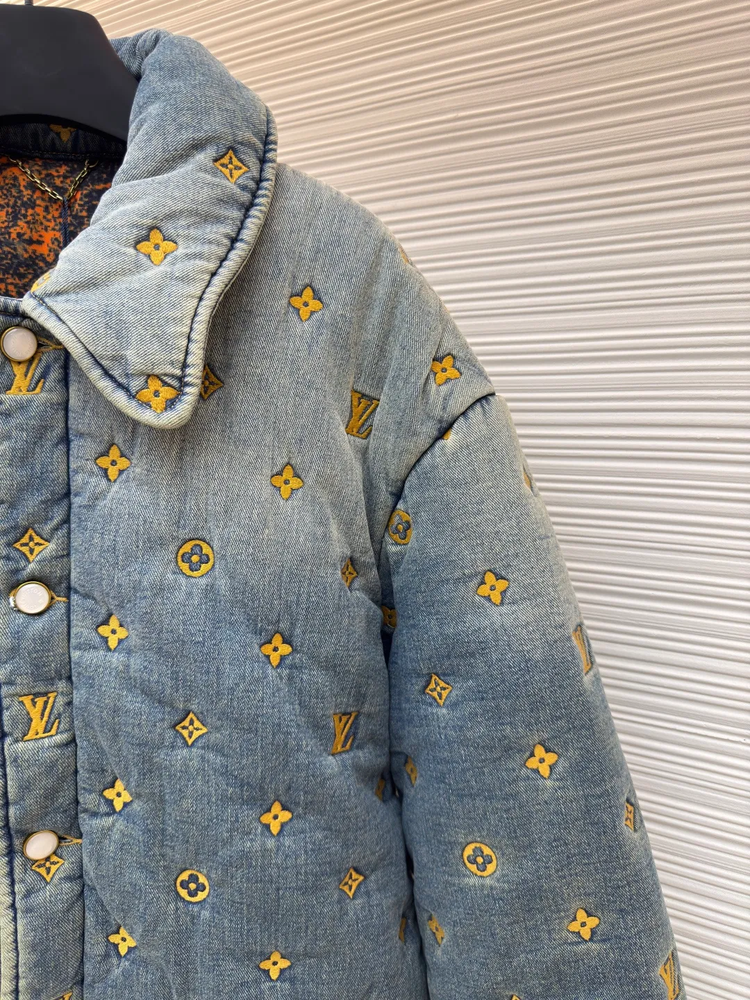 LOUIS VUITTON padded denim jacket-style shirt ●Authentic product: purchased and developed for 35999 ●Item number: 1680499-D10 ●Material: denim fabric ●Technology: washed production ●Version: fitted version ●Weight: about 1795 grams ●Size: 46-48-50-52 ●Description: This padded denim jacket-style shirt comes from the 2024 spring and summer show, decorated with a full-frame Monogram Quilted effect embroidery. The washed effect gives a soft and distressed look, adding a unique touch to winter outings. The overall wiring is straight and delicate, the fabric is comfortable and soft, and the color is consistent without color difference. It can be matched with the same style to create a fashionable look and control various occasions. Customized accessories, complete with three standards, same style for men and women!